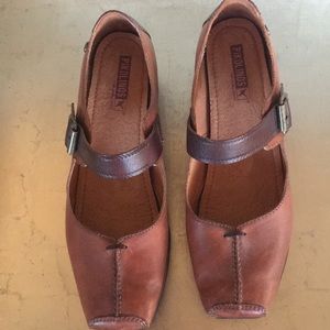 Low heel strap leather